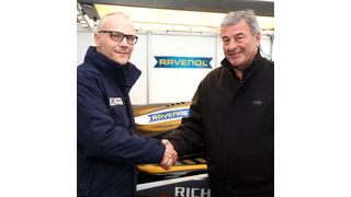Martin Huning, Motorsport Direktor Ravenol und Walter Mertes, CEO Formel 3 Vermarktungs GmbH besiegeln die neue Partnerschaft. (v.l.n.r.) (Foto: FIA F3)