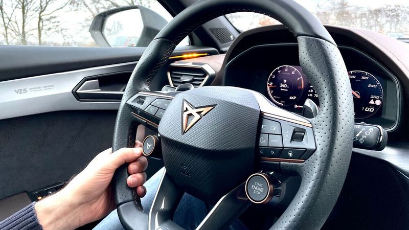 6. Die Fahrmodi: Mit der rechts am Lenkrad plazierten runden Taste lässt sich der Motor starten. Über die linke Taste kann der Fahrer die Fahrmodi auswählen. Hier ist für jeden etwas geboten: Wer es den 390 PS zum Trotz ruhig und komfortabel mag, wählt beispielsweise den Comfort-Modus. Problem: Wer sich bei den gleich aussehenden Tasten vertut, der schaltet in voller Fahrt den Motor aus. Und wer beim Abstellen das Fahrzeugs das Lenkrad nicht gerade stellt, der muss erst einmal den Startknopf suchen. (Bild: Rosenow – »kfz-betrieb«)