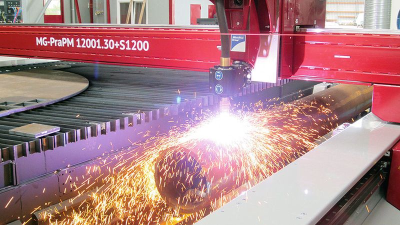 Bearbeitung von Blechen, Rohren und Profilen an einer CNC-Maschine: Die MG-Baureihe kann neben dem Blechschneiden auch zur Bearbeitung von Rohren und Profilen genutzt werden – sei es zum Zuschnitt, Fasenschneiden oder Bohren, Gewinden und Senken. (Bild: Microstep)