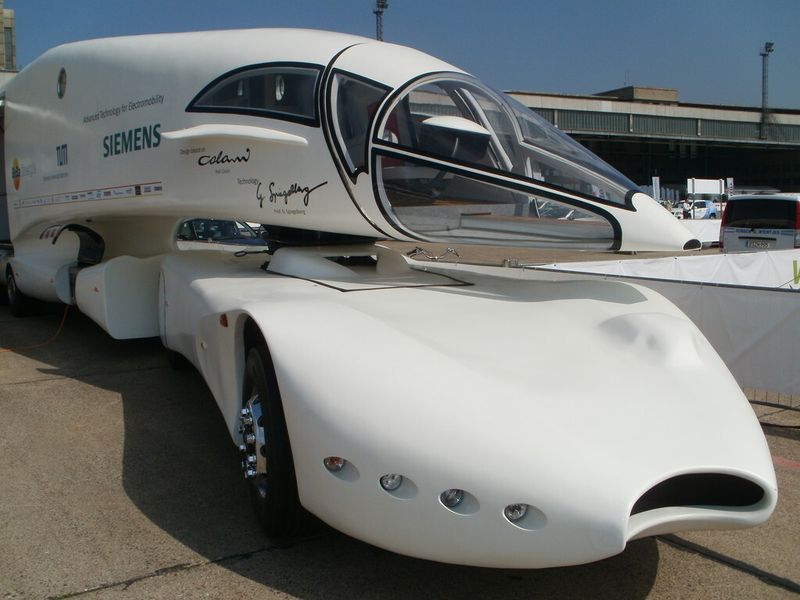 Den Innotruck – ein von Colani entworfenes Elektrofahrzeug, das mit seinem futuristischen Design wie eine Mischung aus Weltraumfahrzeug und ICE anmutet, präsentierte die TU München auf der Hannover Messe 2012. . (Bild: TU München)