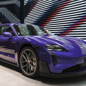 Auf 300 Quadratmetern können Kunden im Porsche-Studio rund um die Fahrzeuge der Luxusmarke beraten werden.(Bild:  Porsche AG)