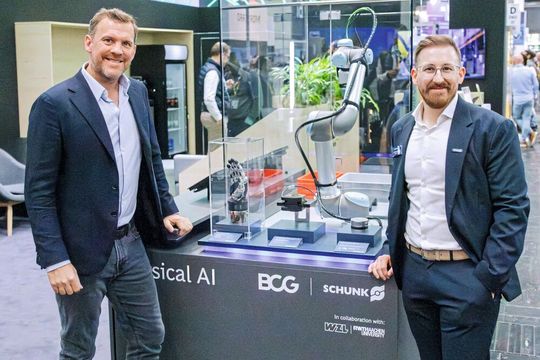 Schunk und BCG kündigten auf der Hannover Messe eine Kooperation an, um die Einführung von Physical AI in der Fertigung zu beschleunigen – im Bild (v.l.n.r.) Dr. Tilman Buchner (Partner & Director BCG) und Julian Kümmerling (Head of Product Sales Automation Cells).(Bild:  Schunk)