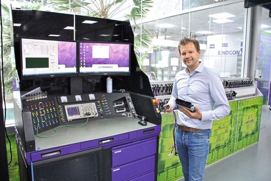 Niek Bragt vom Elektronikinstandsetzer Actronics vor einem der zahlreichen Prüfstände, die das Unternehmen selbst gefertigt hat. Nur mit einem stetig wachsenden Einsatz von Prüfmitteln und -programmen kann es auch moderne Fahrzeugkomponenten heute und künftig zuverlässig überholen.(Bild:  Dominsky/»kfz-betrieb«)