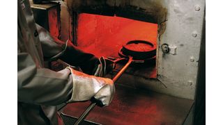 Gegen Hitze, Kälte oder gefährliche Chemikalien helfen Schutzhandschuhe. Doch nicht jeder Schutzhandschuh ist für jede Anwendung geeignet.  (Bild: KCL)