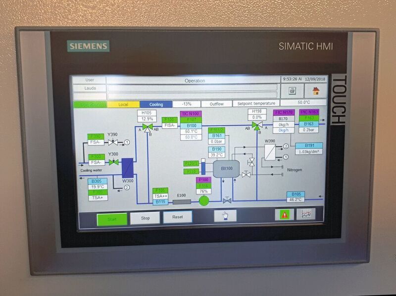 Gesteuert wird die Anlage über eine intuitive Touch-SPS von Siemens. Der Kunde erhält so einfachen Zugriff auf Parameter wie Volumenstrom, Massenstrom, Dichte, Druck und Temperaturniveau. (Lauda)