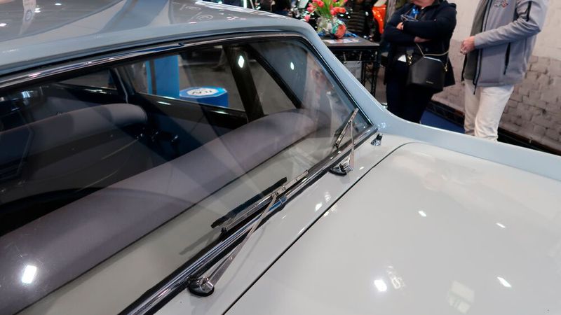 Wer alle Wischblätter einer Berlina genannten Lancia Flaminia Limousine erneuern will, braucht sechs Ersatzteile. Und das, obwohl die Frontscheibe wie üblich nur von zwei Wischern gereinigt wird. Die restlichen vier Wischer sind an der Heckscheibe verbaut – zwei außen und zwei innen. (Bild: Diehl – VCG)
