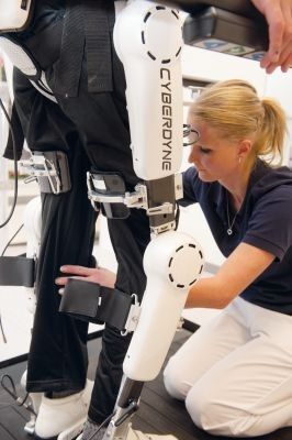 Bevor das Training beginnt, müssen alle Teile des Roboteranzuges richtig sitzen. (Marion Nelle)