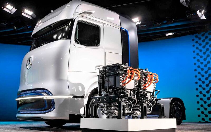 Vor über zwei Jahren stellte Mercedes seinen Genh2-Truck vor, der aus Wasserstoff über Brennstoffzellen (im Bild davor) seine elektrische Antriebsenergie erhält. Der OEM hat diesen Weg nicht umsonst eingeschlagen, wie eine Metaanalyse zur Nutzung von Wasserstoff zeigt.
