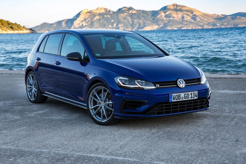 Volkswagen hat den Golf überarbeitet. Äußerlich hat sich das Volumenmodell kaum verändert, zum Design-Update gehören neue Stoßfänger, neue Kotflügel und serienmäßig neue Voll-LED-Scheinwerfer für e-Golf, Golf GTE und alle Golf GTI und Golf R. (Bild: Volkswagen)