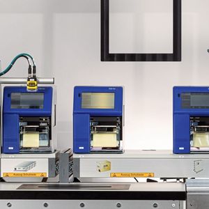 Kameras von Allied Vision und Teledyne Dalsa, Balkenbeleuchtungen von Smart Vision Lights, Objektive von Canon und Tamron, Scanner und ID-Reader von Cognex sowie weiteres Zubehör und Filterkomponenten sind wesentliche Bestandteile des SMAT.