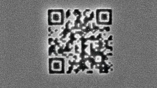 So sieht der kleinste QR-Code aus, den es bisher gibt. Er ist kleiner als eine Bakterie und wurde von der TU Wien in eine keramische Dünnschicht gebrannt. Und er hält ewig! (Bild: TU Wien)