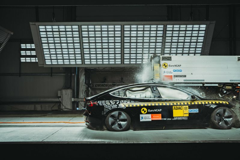 Wer am Stauende auf einen Lkw auffährt, hat wenig Überlebenschancen.(Bild:  ADAC)