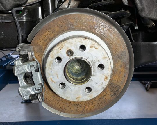 Starker Rostansatz und mit Riefen: Grauguss-Bremsscheibe, die eine Hauptuntersuchung (TÜV) nicht mehr bestehen würde. Ein sicherer Weiterbetrieb des Fahrzeugs ist bei einem solchen Tragbild der Bremsscheibe nicht mehr möglich.(Bild:  Fraunhofer IWU)
