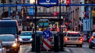 Die Fahrzeugdichte in Deutschland ist so hoch wie nie zuvor. In Berlin ist sie im bundesweiten Vergleich am niedrigsten. Hier kommen 337 Autos auf 1.000 Einwohner. (Bild: gemeinfrei)