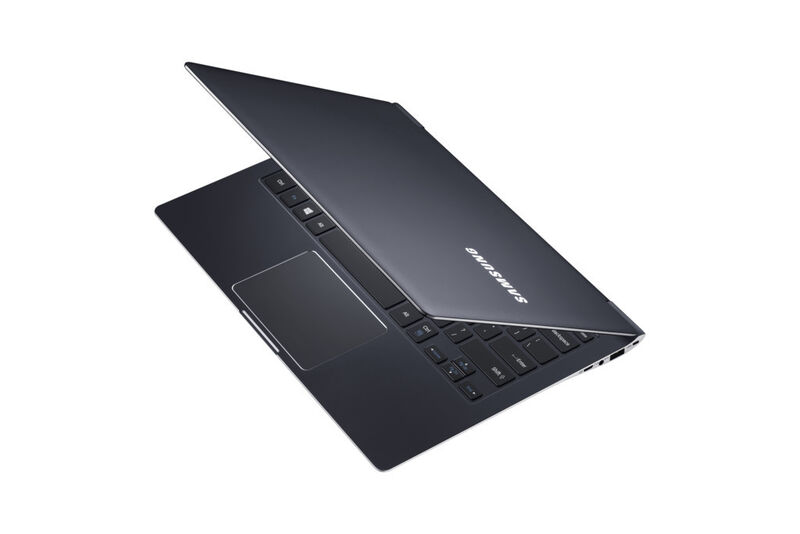Samsung hüllt das Ultrabook in ein mineralschwarzes, mattes Chassis. (Bild: Samsung)