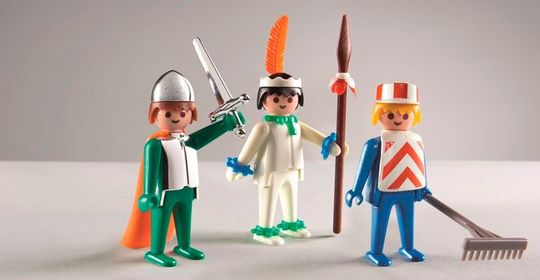 Winkewinke: Drei, die von Beginn an dabei waren, verabschieden sich aus Deutschland. Denn was bereits Anfang des Jahres verkündet wurde, schreitet nun in Richtung Vollzug – die Schließung des Playmobil-Werkes in Dietenhofen. (Bild:  Playmobil)