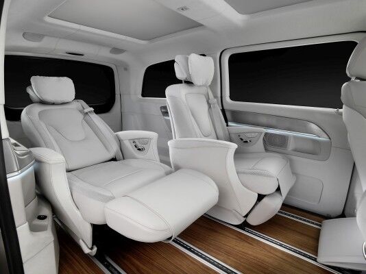 Concept V-ision e mit PLUG-IN HYBRID mit Executive-Ledersitzen mit Lehnenneigung bis zu 49 Grad, integrierter Wadenauflage, Fußstütze und einem zusätzlichen Kopfkissen (Bild: Mercedes-Benz)