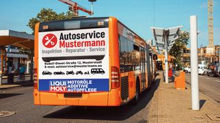 Breites Heck, fette Werbung: Dank Liqui Moly können Kfz-Betriebe nun auch einfach und deutlich günstiger auf Linienbussen werben. (Bild: Liqui Moly)