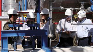 Komplexe Betriebsabläufe erklärt man am besten direkt vor Ort, damit Kontraktoren an den Prozessanlagen sicher arbeiten können. (Bild: T.A. Cook)