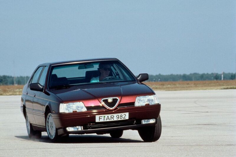 Im Juli 1990 modernisiert Alfa Romeo zum Modelljahr 1991, genannt „Maquilage 90“. Neu waren unter anderem die tiefer positionierte Antriebseinheit zugunsten besserer Fahreigenschaften ... (Alfa Romeo)