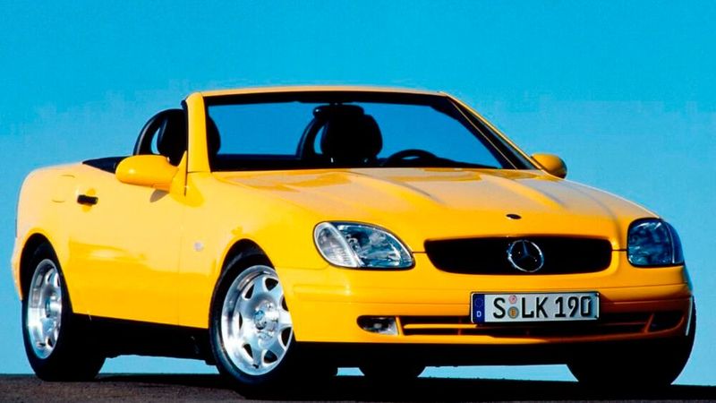 Frischer Wind im Roadstersegment: Mit dem Mercedes-Benz SLK startete 1996 der Trend zum Klappdach-Roadster. Da dieses aus Stahl gefertigt ist, vereint es die Vorzüge eines Hardtops und die Flexibilität eines Faltverdecks. Dadurch wird der SLK sowohl zum Roadster als auch zum Coupé. Insgesamt wurden 311.222 Stück der ersten Genereation (R 170) gebaut, womit er vor dem Mazda MX-5 der meistverkaufte Roadster Deutschlands ist.  (Bild: Mercedes-Benz)