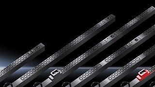Um die im Rack verbauten Server- und Netzwerkkomponenten mit Energie zu versorgen, verwenden IT-Experten so genannte intelligente  Power Distribution Units (PDUs). (Bild: Rittal)
