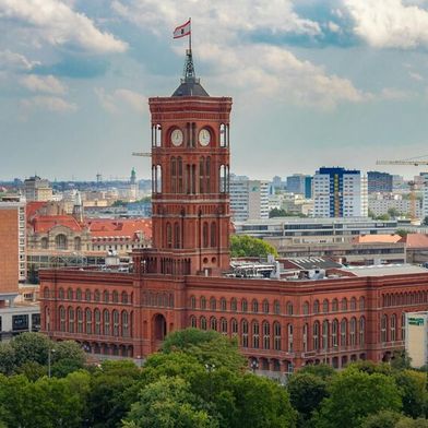 Der Berliner Senat mit Sitz im Roten Rathaus Berlins hat zwei zentrale Beschlüsse zur Digitalstrategie auf den Weg gebracht. (Bild: frei lizenziert)