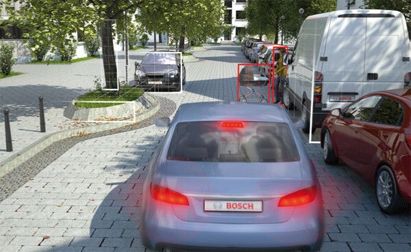 Notbremsassistent bei Fußgängern: Sollte ein Fußgänger unerwartet vors Auto laufen und der Fahrer nicht reagieren, warnt ihn das System und unterstützt ihn beim Bremsen. Reagiert er zu spät, versucht das System, durch eine automatische Notbremsung den Zusammenstoß zu vermeiden oder die Unfallschwere zu verringern. (Bosch)