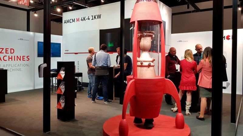 AMCM informierte über individuelle metallbasierte 3D-Druck-Lösungen für neue Anwendungen – basierend auf bewährter EOS-Laserschmelz-Technologie und -Prozessen. Ein Beispiel ist der 3D-Drucker AMCM M 4K für das Raumfahrtunternehmen Launcher. Er kann Brennkammern aus Kupfer mit einem optimierten Design der internen Kühlkanäle in einem Stück bis zu einer Höhe von 1000 Millimetern drucken.  (Bild: D.Quitter / VCG)