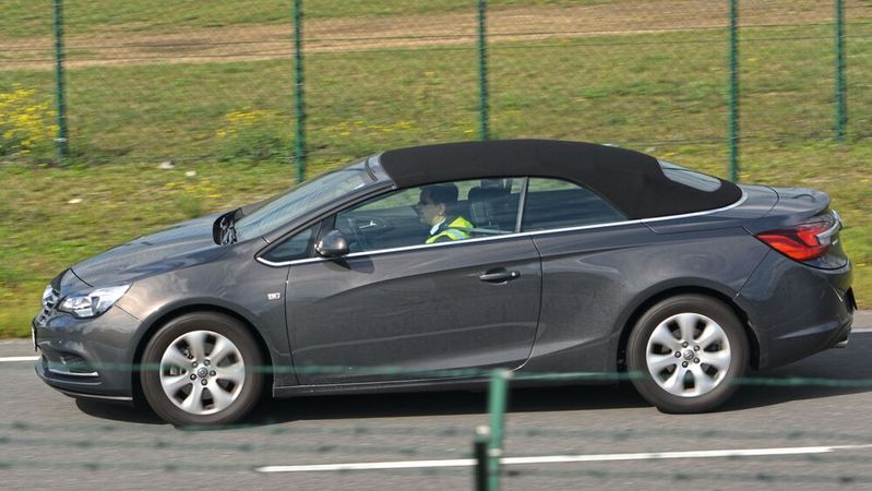 Zum zweiten Mal schon erweitert Opel einen Takata-Rückruf, der verschiedene Baureihen und Fahrzeuge mit Baujahren zwischen 2005 und 2017 betrifft. (Bild:  Opel Cascada /Charles / CC BY-SA 2.0)