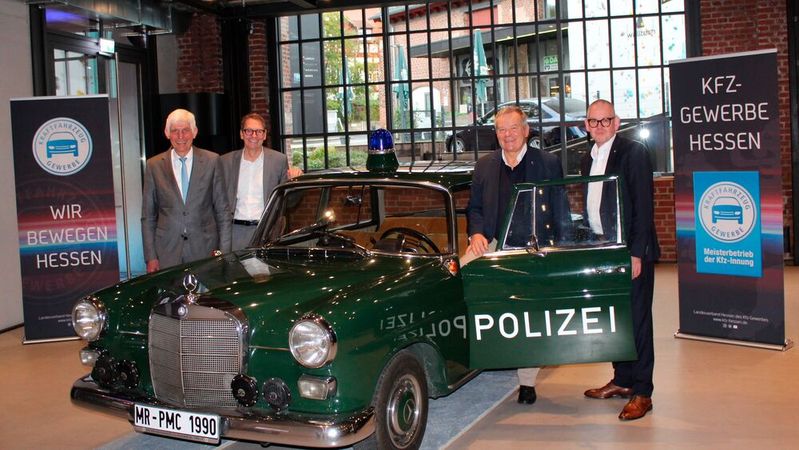 Lokmuseum Markburg (v.l.): Michael Kraft, Präsident Kfz-Landesverband Hessen; Joachim Kuhn, Geschäftsführer Kfz-Landesverband Hessen; Dr. Thomas Spies, Oberbürgermeister der Universitätsstadt Marburg und  Ralf Funke, Obermeister der Kfz-Innung Marburg.(Bild:  Kfz-Gewerbe Hessen)