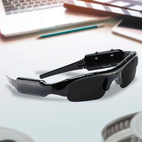 Sonnige Schneetage auf der Piste können mit der Sonnenbrille mit Actioncam und Mikrofon festgehalten werden. Diese gibt es bei Monsterzeug.de für 49,95 Euro. (Bild: www.monsterzeug.de)