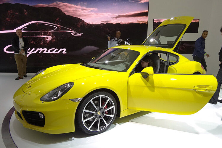 Porsche wertet den Cayman außerdem mit neuen Ausstattungsmöglichkeiten auf. Das Modell ist erstmals optional mit der Abstands- und Geschwindigkeitsregelung Adaptive Cruise Control (ACC) und einem speziell entwickelten Burmester-Soundsystem verfügbar. Ein weiteres Novum für den Cayman ... (Foto: ampnet)