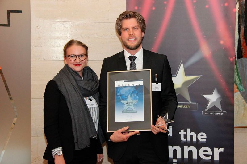 Der »Best Presentation« Award des DataCenter Day 2016 geht an Dr. Heinz-Josef Claes, Fujitsu – vertreten von Patrick Krempels. (Vogel IT-Medien)