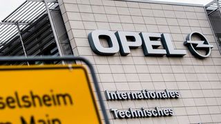 Versprechen nicht gehalten! Opel schließt in Rüsselsheim auch seinen Werkzeugbau. Die IG Metall spricht von Vertragsbruch. (Bild: dpa)