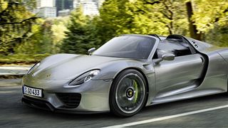Die Porsche-Zukunft des Sportwagens: Der 918 Spyder. Auf der Nordschleife ist er das schnellste Serienauto der Welt – und auf dem Prüfstand verbraucht er nicht mehr als ein Kleinwagen. (Foto: Porsche)