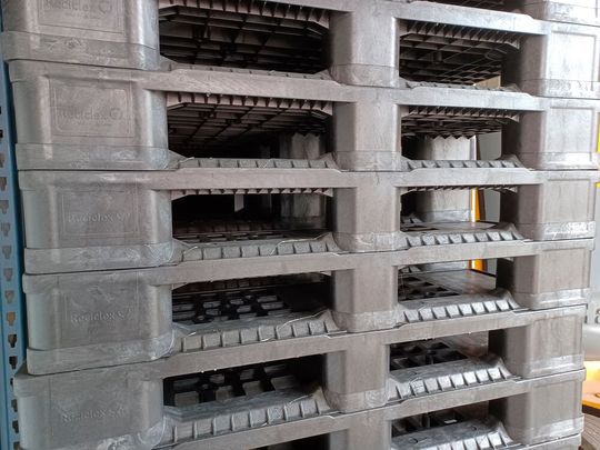 In die neue recycelte Polypropylenmischung dieser neuen Cabka-Paletten fließt das hochschlagzähe Polypropylen Repsol Impacto ein.(Bild:  Cabka)