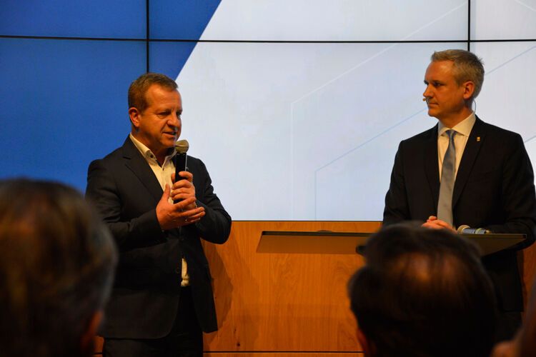 Auch ZDK-Vizepräsident Thomas Peckruhn (l.) sprach über den Umstieg auf die E-Mobilität: „Es ist noch viel zu tun, um die Akzeptanz weiter zu erhöhen. Hier ist die Politik gefordert. Es ist jedoch zu beobachten, dass sie nicht handelt.“ (Achter/»kfz-betrieb«)