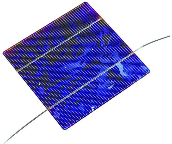 Solarzellen werden über metallische Bändchen zu Solarmodulen verschaltet. Bild: Fraunhofer ILT (Archiv: Vogel Business Media)