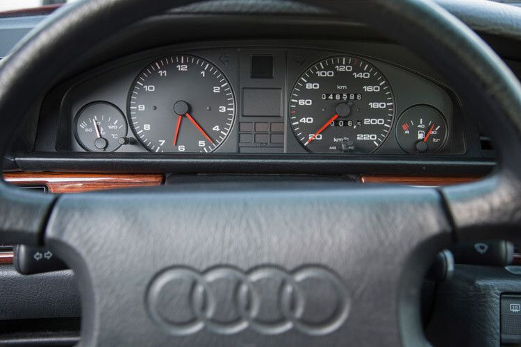 Bei den Instrumenten: Uhr statt Drehzahlmesser, Tacho bis 220. (Foto: Audi)