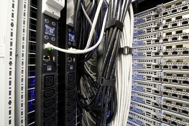 Auch Power Distribution Units (PDUs) müssen entsprechend redundant ausgelegt sein. Dadurch erhöht sich der Aufwand für die Verkabelung. Es ist darauf zu achten, dass Datenleitungen aus Kupfer von der Stromversorgung getrennt verlegt werden. (Bild: Rittal)