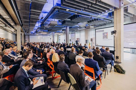 Die neue Veranstaltung European Defence Supply fand Ende April in München das erste Mal statt. Denn der Bedarf nach Austausch und Vernetzung zwischen Industrie und Rüstungsvertretern ist riesig, weil die Dynamik so stark ist, sagt der Veranstalter Aerospace & Defence, eine Medienmarke der Vogel Communications Group (VCG).(Bild:  Benedikt Knüttel - www.bkfotofilm.de)