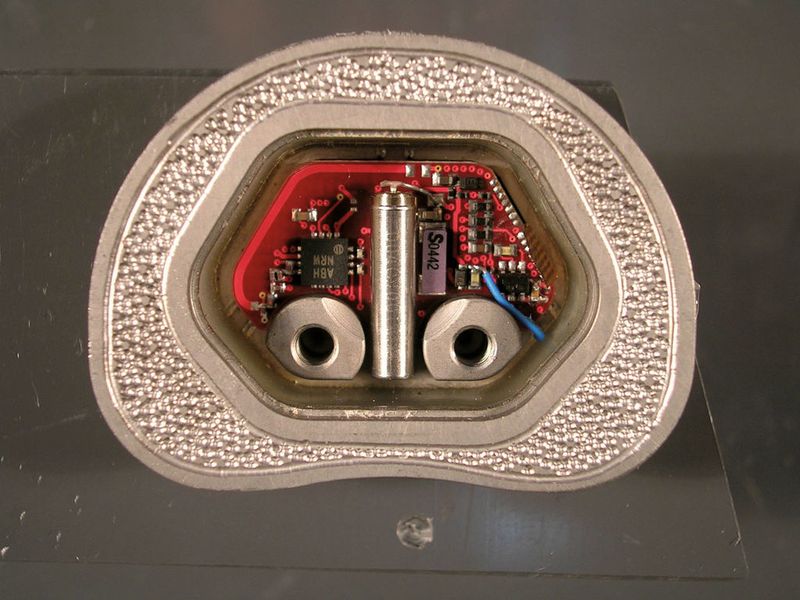 EDisc, ein Wirbelsäulenimplantat mit über 100 Komponenten, in einem Volumen von weniger als zwei Kubikzentimetern.  (Bild: Valtronic)