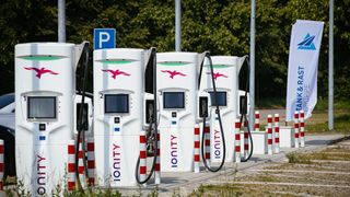 Mit der Verschärfung der Klimaschutzziele braucht es klare Regeln für den Ausbau des Netzes an Stromladesäulen, fordert der europäische Autoherstellerverband Acea. (Bild: Oliver Killig/Ionity)