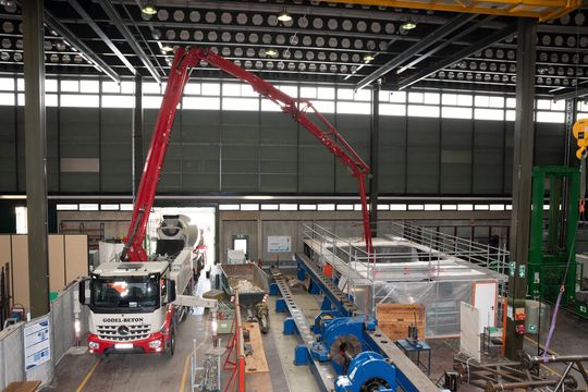 Damit eine beeindruckende Portalfräsmaschine des Typs Matec 40P (rund 60 Tonnen Gewicht) bei der Materialprüfanstalt (MPA) der Universität Stuttgart präzise zerspanen kann, wird hier das Betonfundament gegossen. Die Fräseriesin soll den Leichtbau für die E-Mobilität voranbringen.(Bild:  MPA der Universität Stuttgart)