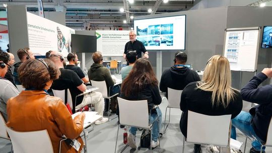 Beim Workshop zum Thema Schadenaufnahme erhalten die Besucher praxisnahe Einblicke in die Dokumentation von Fahrzeugschäden. (Bild:  Dekra)