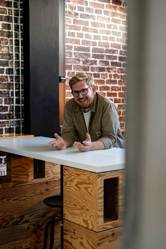 Nikolas Fleschhut, Director & Mitglied der Geschäftsleitung, HRtbeat GmbH (Bild:  Sebastian Human)