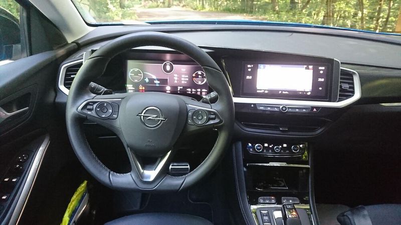 Der Grandland hat noch das typische Opel-Interieur mit dem über Jahre hinweg etablierten Bedienkonzept. Bei den neuen Modellen wie dem Astra müssen sich Stammkunden auf ein komplett neues Cockpit einlassen. (Bild: Sven Prawitz/Automobil Industrie)