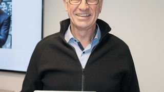 Thomas Bottlang, Senior Sales Manager bei Aluwag, präsentiert die neueste Innovation des Unternehmens. Er hält ein Bauteil in der Hand, das eines von fünf erfolgreich abgeschlossenen Projekten darstellt, die mit dem neu entwickelten Gasinjektionsverfahren realisiert wurden. Diese innovative Gusstechnologie umfasst sechs Schritte und ermöglicht unter anderem die Herstellung von Geometrien, die bisher nicht entformbar waren. Zudem bietet sie entscheidende Vorteile in den Bereichen Design und Kosten. (Bild: Chiron Group)