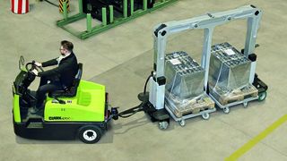 Der Double-U-Frame-Anhänger CTR02 nimmt sowohl zwei Europaletten mit je 800 kg als auch andere industrieübliche Palettenarten auf. (Clark)